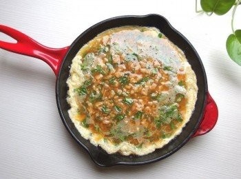 step4: 當平底鍋裡的油紋出現時,將蛋汁材料下鍋,煎至焦香狀,再將菜脯蛋翻面煎熟即可。