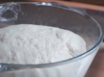 step6: 搓至麵團表面光滑及有彈性，放入塗有油的大碗內，蓋上保鮮紙，靜置45分鐘，麵團會脹大一倍