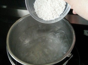 step1: 先把西米放在滾水中煮滾,然後熄火焗約10-12分鐘