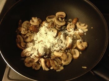 step3: 加入麵粉炒至沒有粒粒