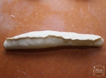 step10: 然後捲成條狀, 捏好收口後將二邊接上, 形成圓圈環