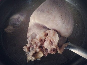 step2: 將所有中藥材：當歸、黃耆、枸杞、紅棗和豬心放入電鍋中，內鍋水2000cc，電鍋外鍋水放一杯水，蒸40分鐘；