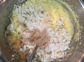 step7: 加入牛奶和香草精混勻，篩入中粉和無鋁泡打粉拌勻。