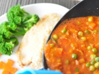 step5: 熱滾滾香濃的茄汁醬淋在魚片上