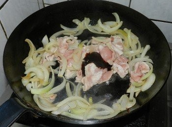 step4: 加入水與調味料快炒