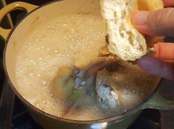 step5: 放入豆卜待煮滾，轉小火煮5分鐘，試味後，下鹽調味後即成。