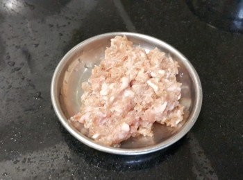 step7: 免治豬肉，用少少雞粉，糖，生粉醃入味備用