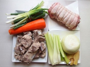 step1: 準備<span class="group_1">食材</span>。龍骨先汆燙備用，青蔥先加捆綁，五花肉以綿線捆綁成圓柱狀。