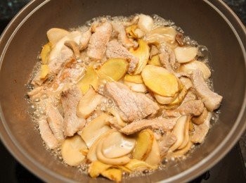 step3: 加入米酒和水煮滾後，添加鹽和少許的糖調味。