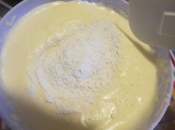 step2: 面粉筛入打发蛋液中，蛋液如果正确打发了,面粉是可以浮在上面,不下沉的.用橡皮刮刀轻轻的,把面粉和蛋液混合.用翻拌式,切拌式(这里很注意不要让面粉结块,也不要让蛋白消泡)