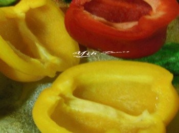 step2: 紅.黃甜椒切絲. 快速川燙熟撈起放入冰水漂涼撈起瀝乾