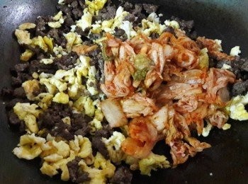 step5: 再加入切小塊的泡菜炒勻