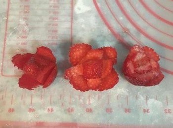 step5: 趁派皮冷卻時，處理草莓，草莓洗淨後擦乾，去除蒂頭後，反過來拿，尖端朝上，用小刀在草莓約1/3的地方分四個方向各劃一刀，接著在2/3的地方與第一層交錯開，4個方向再各劃一刀，最頂端的部份則看草莓大小，小的可以劃1-2刀，大的則可再劃一層4刀的。這樣就成了玫瑰花草莓。