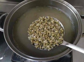 step2: 鍋中放入800cc水+綠豆，並開中火滾煮，2個爐子上各煮一鍋綠豆和粉圓， 一鍋綠豆湯大約煮個20-30分鐘即可煮熟(因為綠豆已泡一天以上(8-20小時)，綠豆皮已破)；