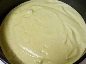 step10: 將混合好的蛋糕糊倒入模具，抹平，用手端住模具在桌上用力震幾下，把內部的大氣泡震出來。

放進預熱好的烤箱，170度，約50分鐘即可。（烤箱以個人的熱情度，如果你的烤箱很熱情150℃烘烤55～60分钟）