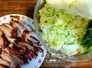 step2: 叉燒，洋蔥，娃娃菜及蔥切絲切段