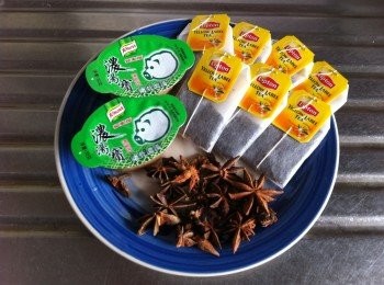 step2: 煲一鍋熱水(蓋過雞蛋)，放入茶包、八角、濃湯寶、油及鹽做成湯汁。