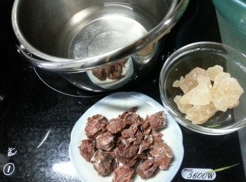 step2: 10粒話梅將肉剪開.用凍開水300g煮滾,加入85g冰糖煮溶後加入話梅煮滾,試味,(如未夠甜可加少許冰糖)灘凍.