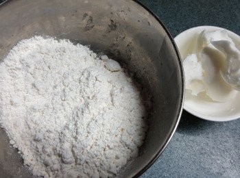 step2: 再油皮:低筋或中筋麵粉90g,豬油或固體菜油40g搓至均勻成糰