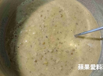 step5: 將綠豆沙倒回綠豆湯裡，用湯匙攪拌均勻，「超濃郁綠豆湯」完成。