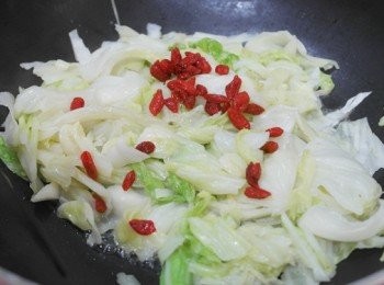 step2: 接著倒入高麗菜炒軟後倒入枸杞一起拌炒，加入米酒及鹽調味後即完成囉 ❤