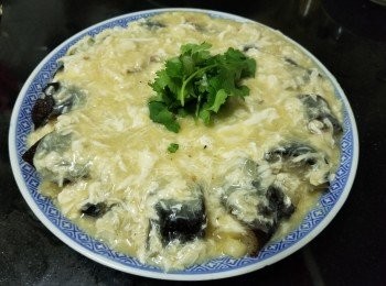 step7: 起油鑊爆香蒜頭 , 乾蔥 , 薑片 , 加入 300ml 水雞粉 , 胡椒粉 , 糖 , 黃酒 , 將花膠, 海參放入中火煮 30 分鐘 , 撈起後汁留用 , 將花膠海參稍為裁切放上碟擺好, 再回鑊蒸 6 分鐘 , 在蒸海參花膠時間預備蟹肉芡汁. 

起油鑊爆香蒜頭 , 乾蔥放入蟹肉 , 再加入之前留用煮過海參花膠的汁 , 煮滾後加入一隻蛋白 , 少少生粉水 , 麻油滾起後 , 取出蒸好的海參花膠 , 淋上面 , 完成 .