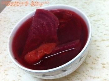 step7: 一個簡單又有益嘅紅菜頭湯就完成，除左可以有湯飲之外，啲湯料都一樣可以食呀~