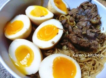 step6: 刚好昨天有滷開牛腱有滷水， 就順便用嚟浸埋蛋.