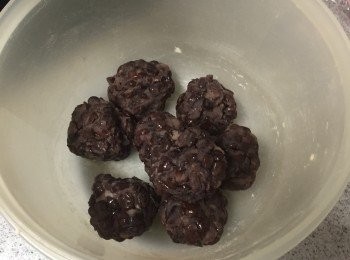 step4: 把紅豆蓉分成10份，每個40g，滾圓，備用。