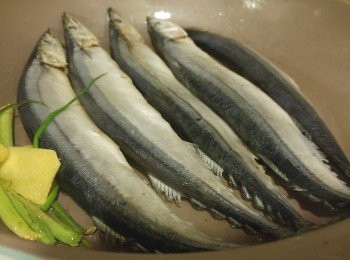 step1: 用鉸剪剪開肚清理內藏,用薑蔥起鑊慢火煎香秋刀魚