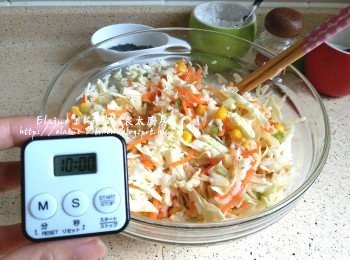 step5: 再加入冷飯 , 雞蛋 , 4茶匙生粉及<span class="group_2">調味料</span>拌勻靜待10分鐘