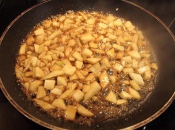 step3: 牛油加入平底鍋融合，加入蘋果塊炒至熟軟，加入肉桂粉及糖, 一點水