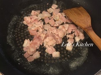 step1: 熱鍋後直接丟培根下鍋
不須加油，因為培根本身就有豐富的油脂了~