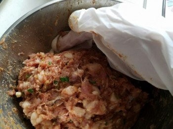 step2: 用手將肉團撈勻，一邊撈一邊撻，令肉餅起膠先會彈牙。用手攪肉，肉會更入味。