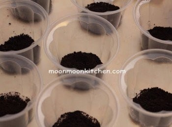 step4: 預備杯仔，先放一層Oreo餅碎，唧上適量忌廉。