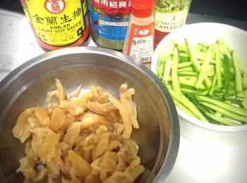 step1: 先把雞絲調味料加入雞內拌勻略掩。