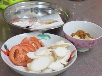 step1: 馬友魚準備好，醬料也準備好，番茄切成片，番茄要是很大顆，用一顆也應該足夠了。杏鮑菇也切成片備用