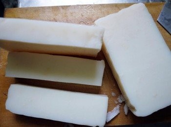 step1: 將蘿蔔糕洗淨擦乾，切成大塊條狀，厚度如照片(蘿蔔糕我是買現成的)