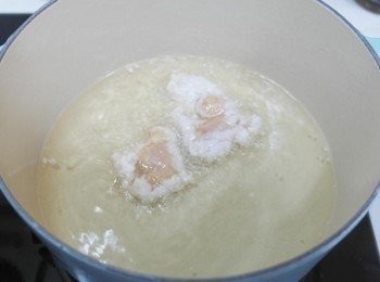 step3: 鍋中倒入適量的油~~ 以中火加熱至170-180度~筷子放下有泡泡浮上即可下鍋!!! 將雞肉炸至顏色變成金黃且熟就完成啦&gt;////
