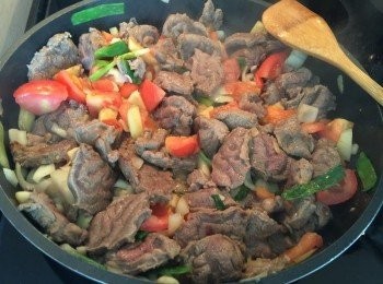 step5: 加入牛肉炒熟，加入番茄炒至軟 再加入辣豆瓣醬、醬油