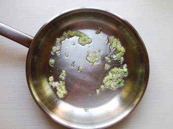 step4: 起油鍋爆香蔥白。