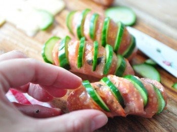 step6: 再將烤好的香腸取出，再塞入香腸片與起司片