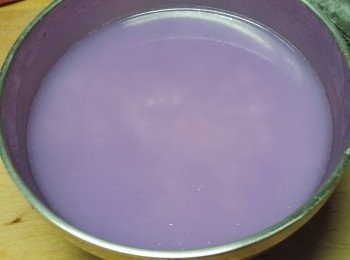 step2: 彩米先泡水10分鐘，因為這是不用再洗過的米，所以直接泡水就可以了!!!