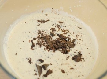 step3: 將淡忌廉倒入鍋內，用小火煮至微滾，周邊有小泡沫出現。然後立刻倒入巧克力內，不要攪拌，靜置五分鐘