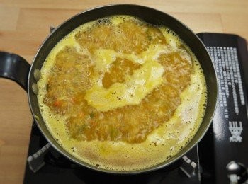 step4: 步驟3：
取炒鍋加入豬油熱鍋，炒香其餘的蔥末與薑泥後放入蟹黃、蟹膏、蟹肉拌炒，轉大火調入1.5匙紹興酒和1/4匙鎮江醋嗆鍋，接著倒入高湯以及步驟2蒸盤內的湯汁煮滾，調入1/2小匙的鹽、白胡椒粉、糖和太白粉水勾芡，關火前撒上香油，取適當容器放入芽白心、肉丸還有青江菜，淋上蟹粉湯汁和適量的甜醋即完成。