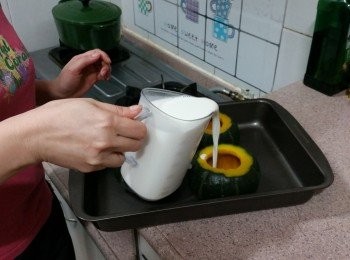 step5: -把布丁漿倒入已冷卻的南瓜內，待布甸漿完全冷卻後方入雪櫃，雪約5小時便成。