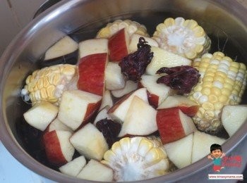 step4: 煲內放約1.5L水，然後隨水加入所有材料(冰糖除外)~