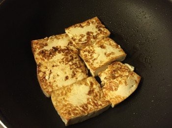 step3: 大火下油煎豆腐至兩邊金黃, 盛起備用