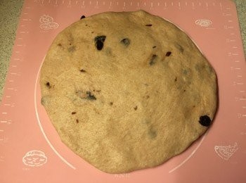 step2: 完成後取出麵團, 用手按壓幾分鐘, 排氣