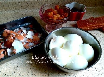 step2: 用水沖洗雞蛋至涼 , 去殼備用
